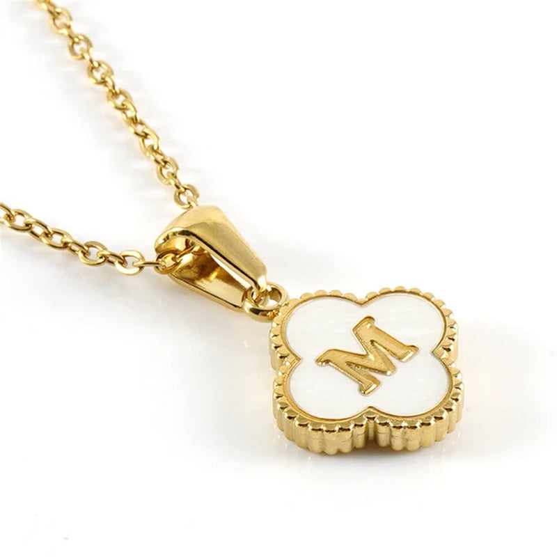 Collar de inicial en forma de trébol