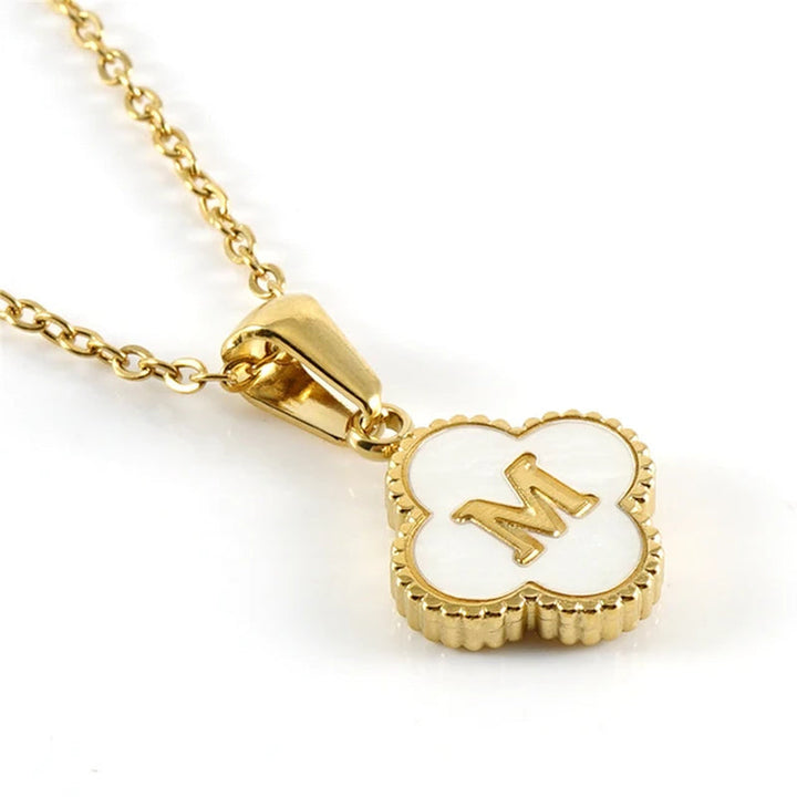 Collar de inicial en forma de trébol