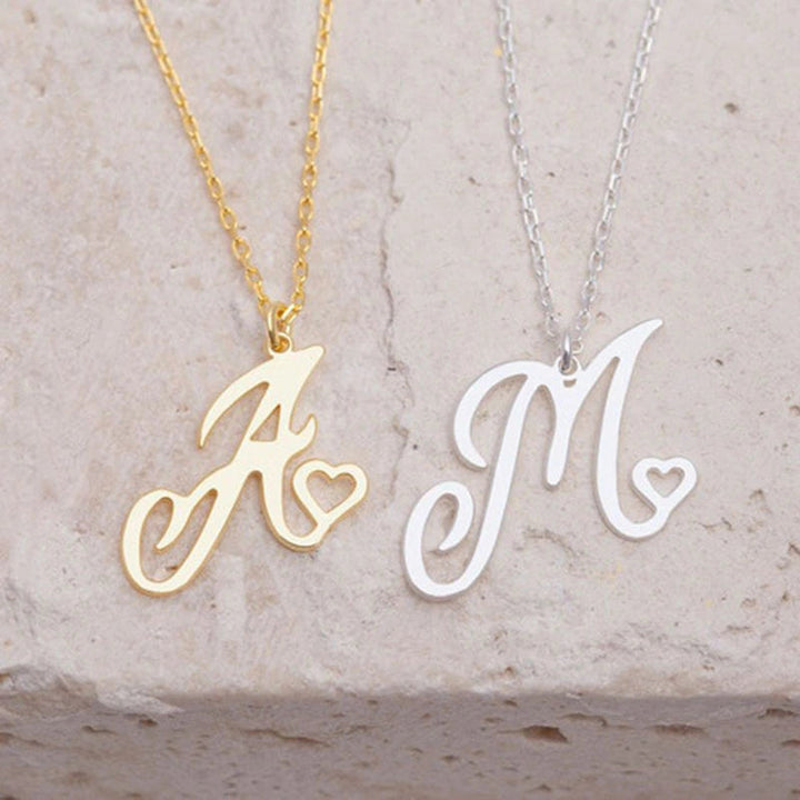 Collares con colgante de inicial en letra cursiva