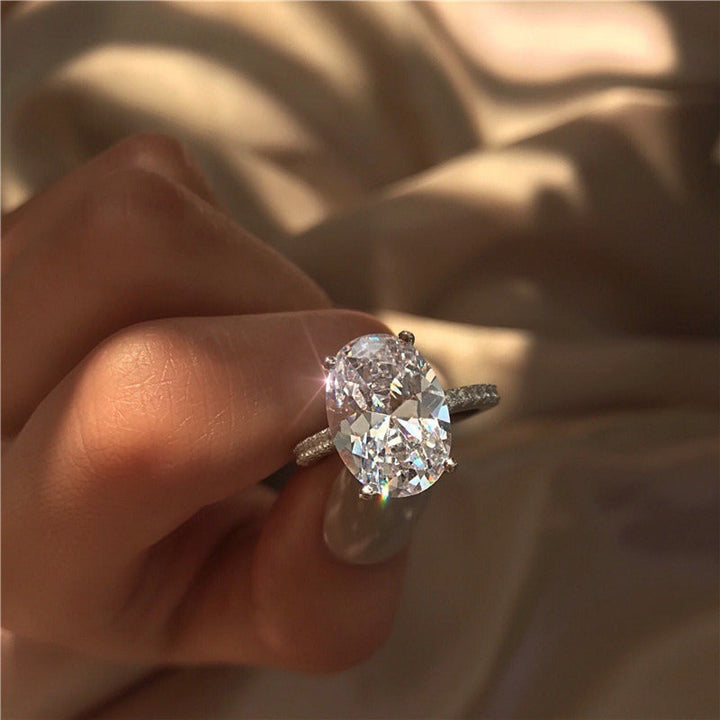 Anillo Ivyial de corte ovalado