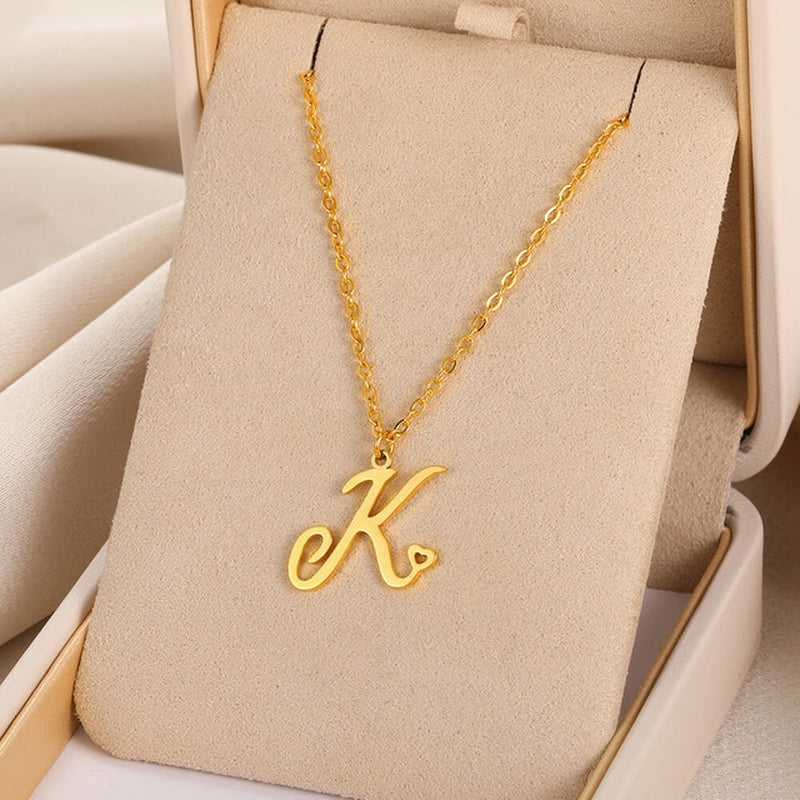Collares con colgante de inicial en letra cursiva