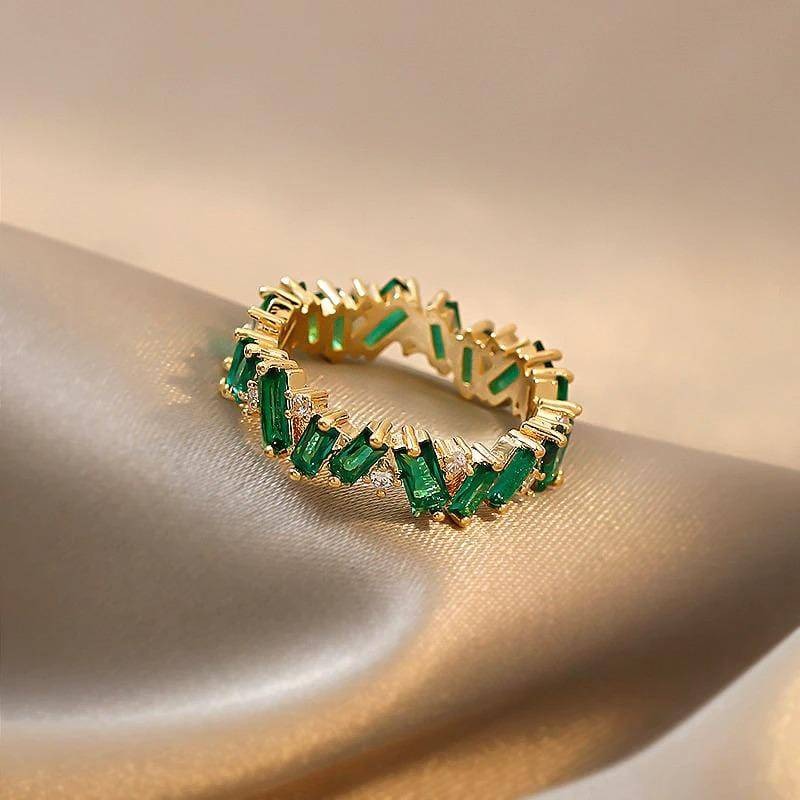 Anillo de banda Bohemia con esmeralda