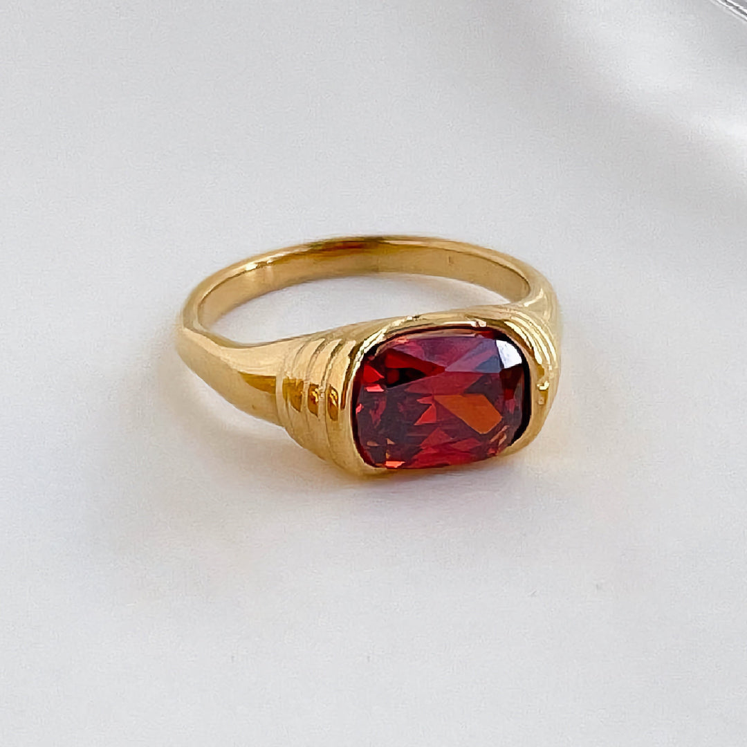 Anillo heredado carmesí