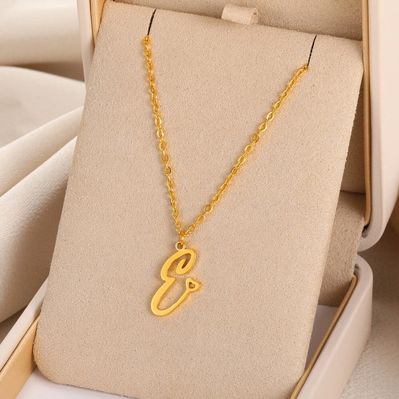 Collares con colgante de inicial en letra cursiva