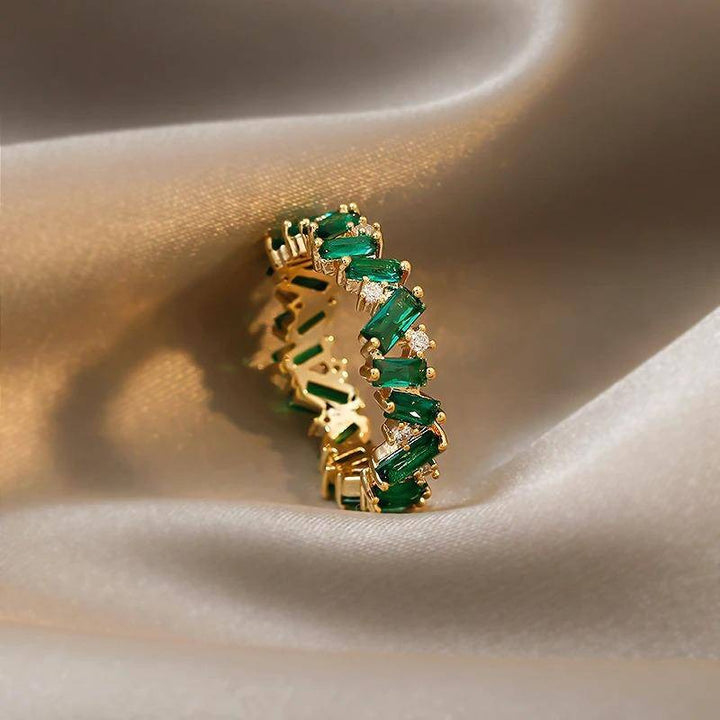 Anillo de banda Bohemia con esmeralda