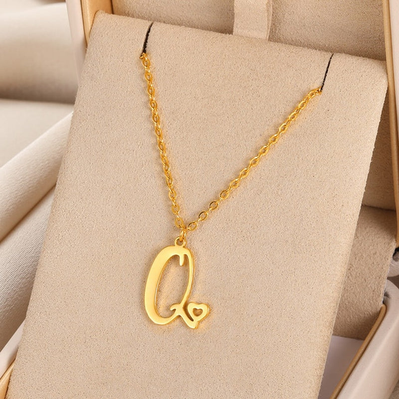 Collares con colgante de inicial en letra cursiva