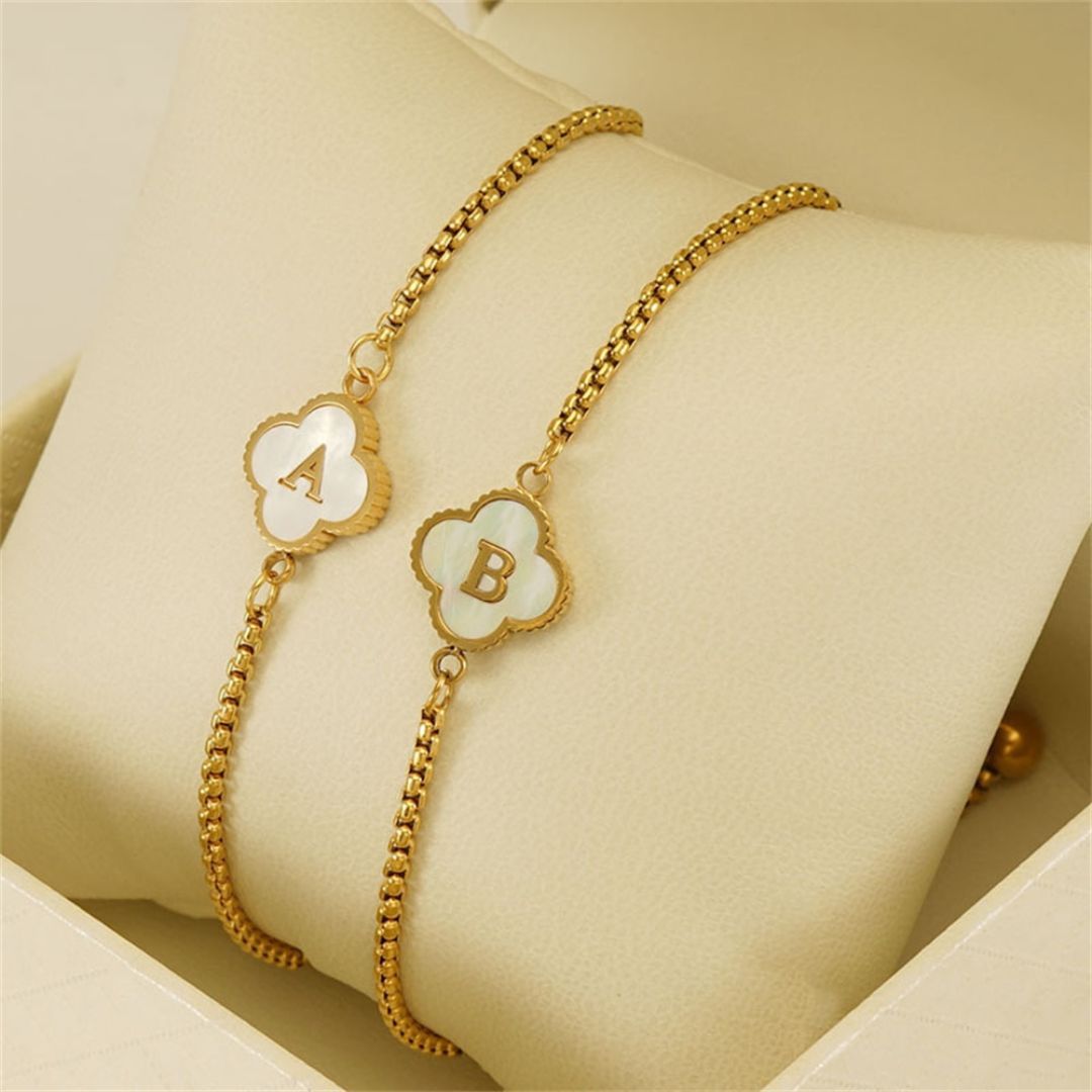 Pulsera personalizada con inicial en forma de trébol