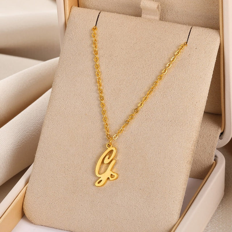 Collares con colgante de inicial en letra cursiva