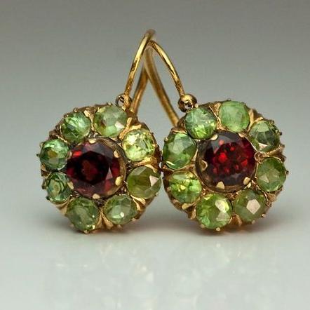 Pendientes vintage de cristal verde y rojo con forma redondeada
