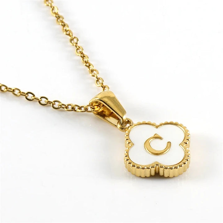 Collar de inicial en forma de trébol