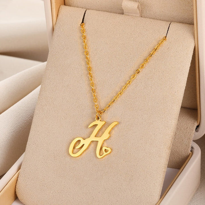 Collares con colgante de inicial en letra cursiva