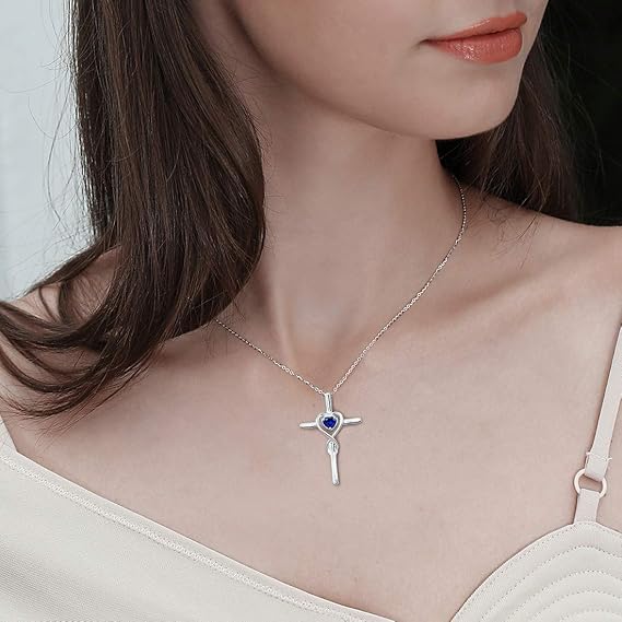 Collar cruz de piedra corazón de zafiro | Oro blanco