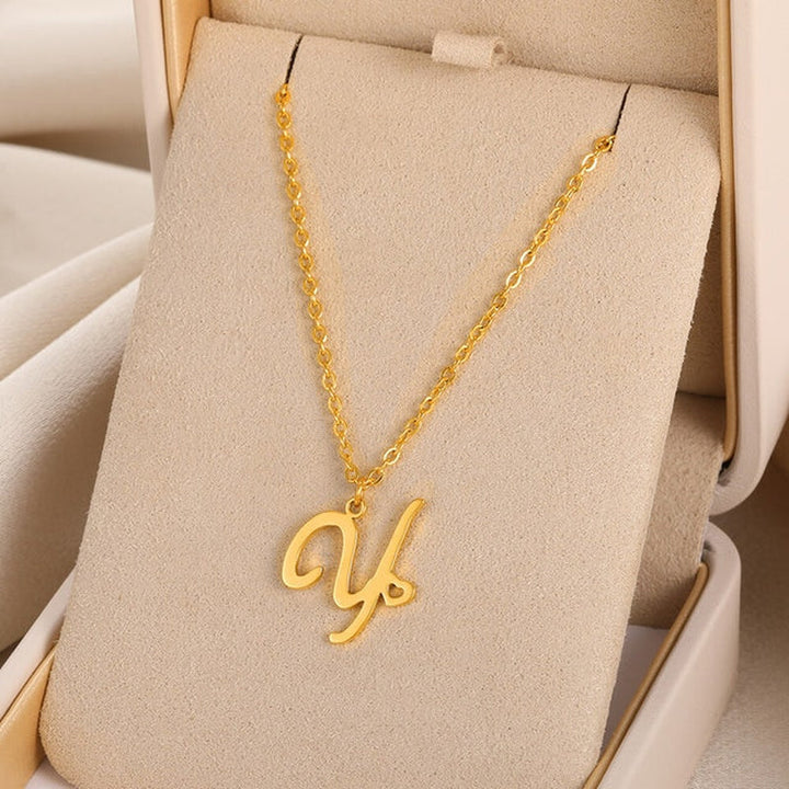 Collares con colgante de inicial en letra cursiva