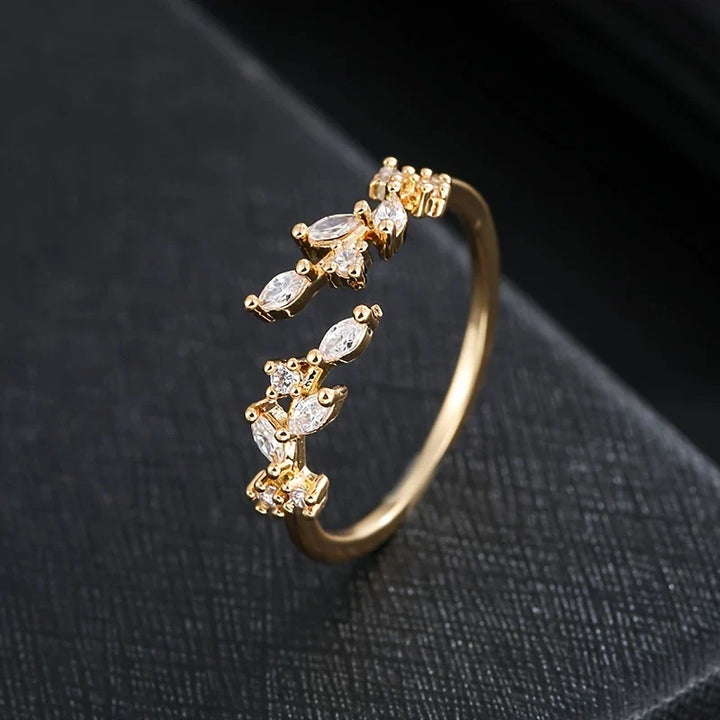 Anillo Dorado con Mosaico de Circonita Sintética