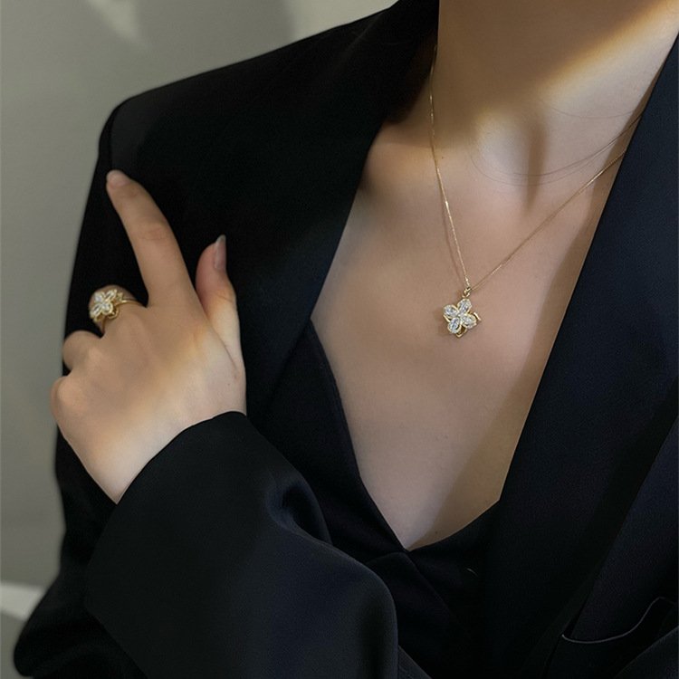 Set de anillo y collar giratorios de trébol de cuatro hojas con circonitas