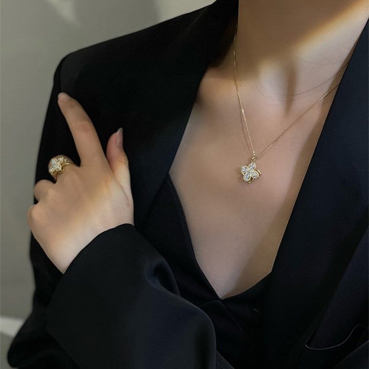 Set de anillo y collar giratorios de trébol de cuatro hojas con circonitas