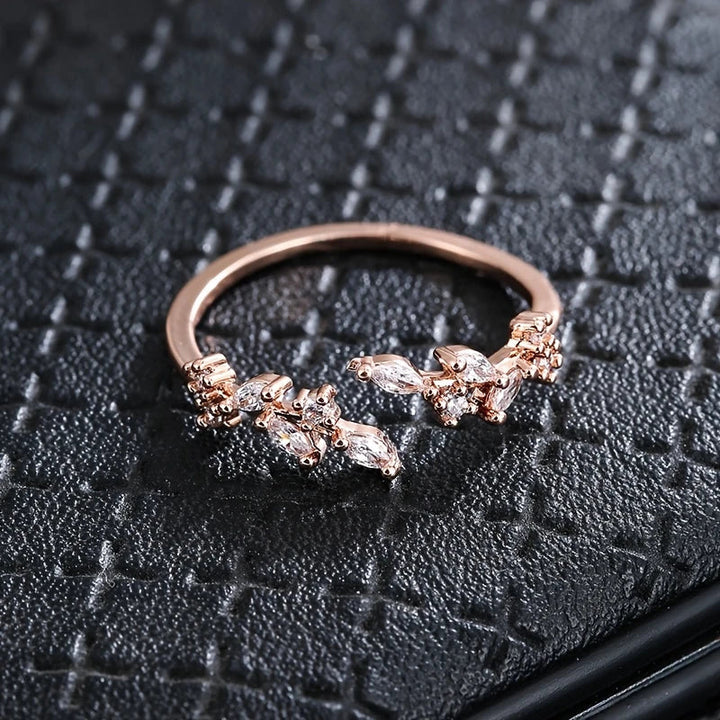Anillo Dorado con Mosaico de Circonita Sintética
