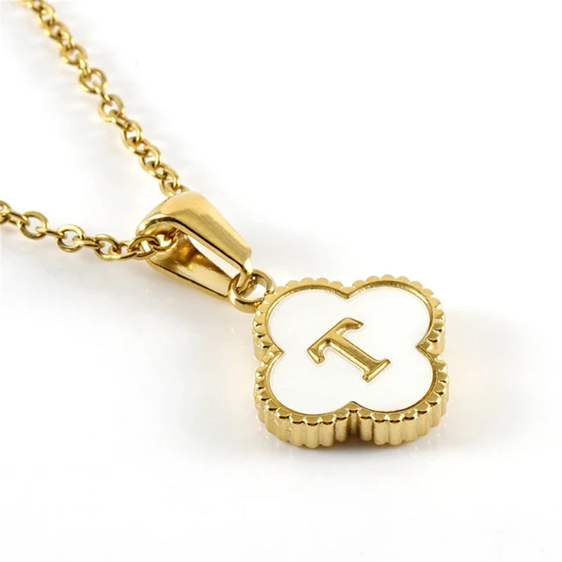 Collar de inicial en forma de trébol