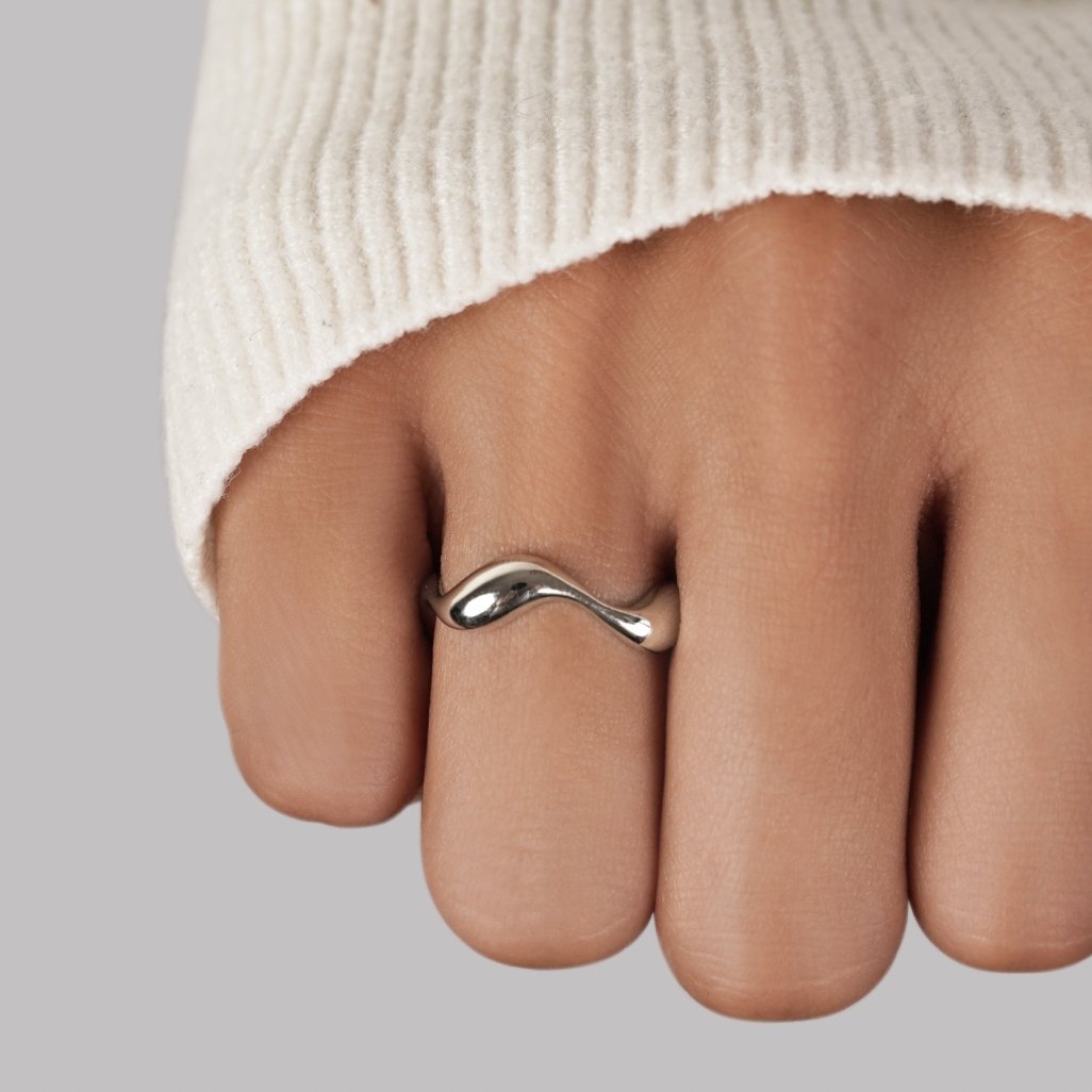Anillo minimalista de ondas