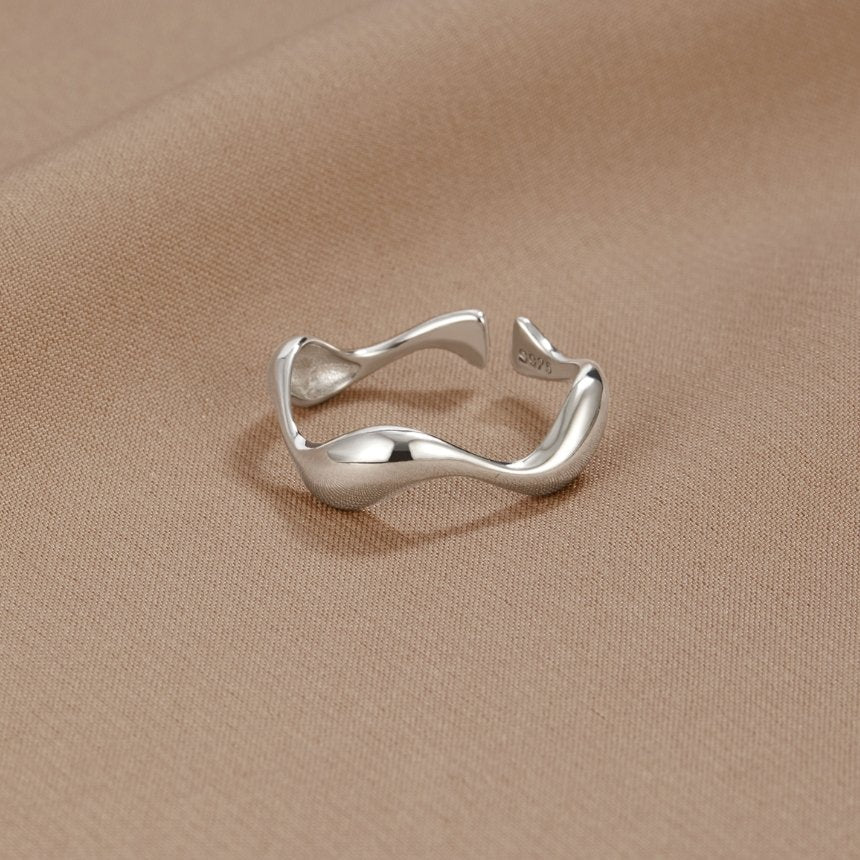 Anillo minimalista de ondas