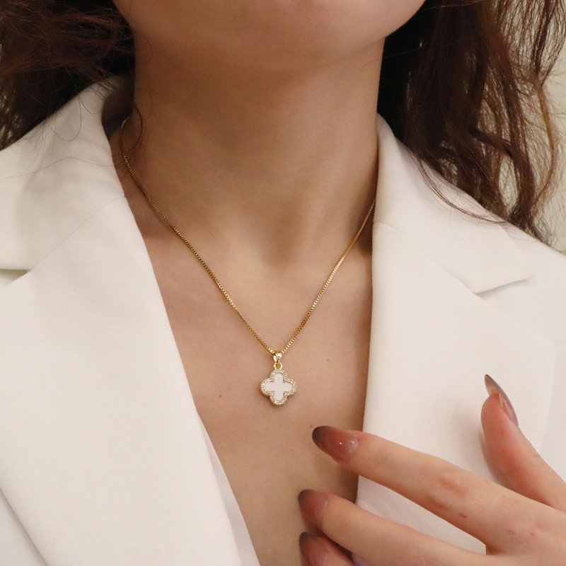 Collar de trébol de cuatro hojas incrustado chapado en oro