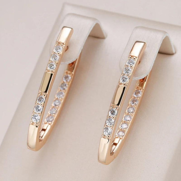 Pendientes elegantes de circonita en oro