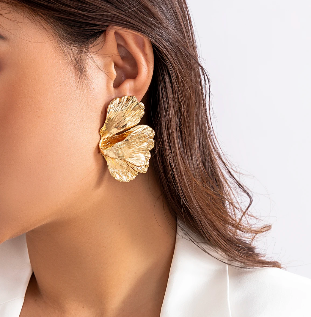 Pendientes Gingko Biloba en forma de media hoja chapados en oro de 18 quilates