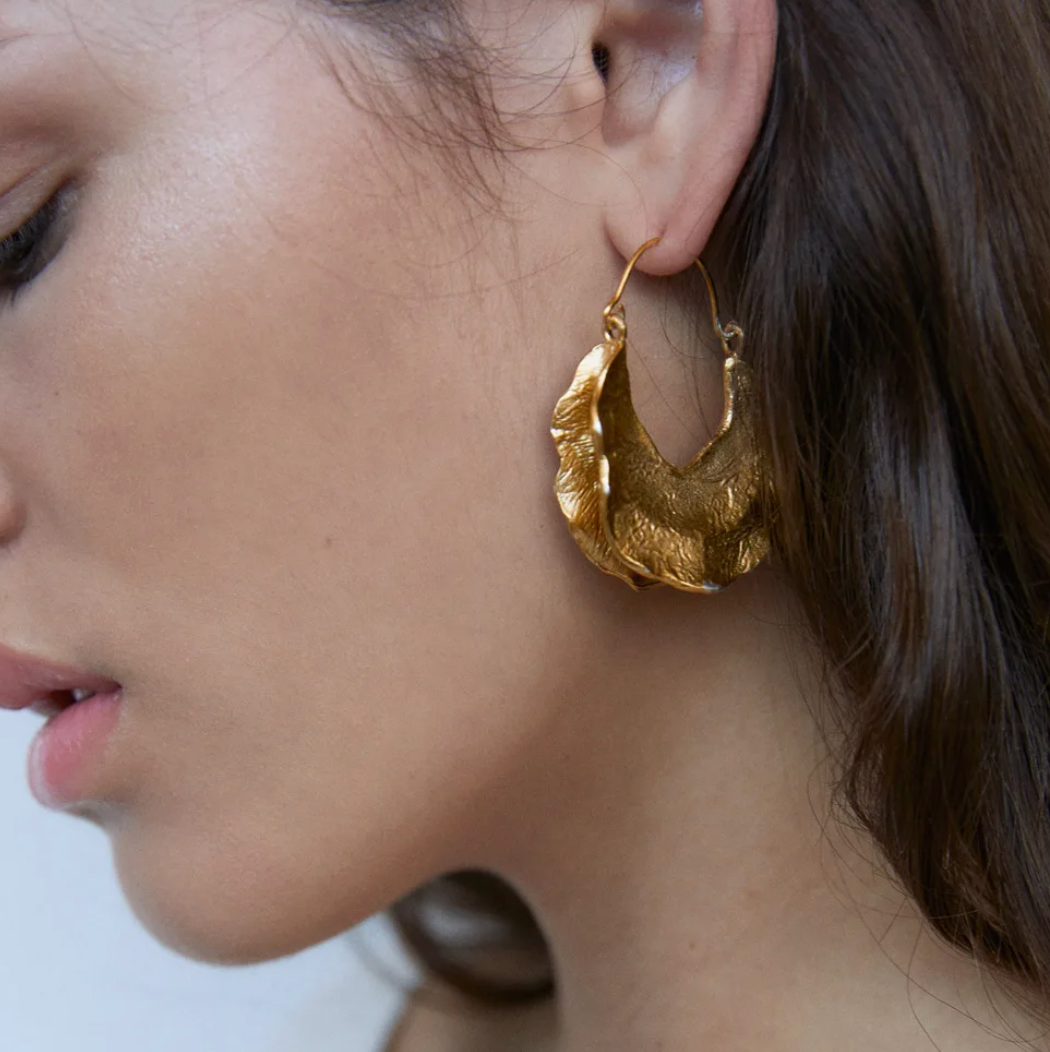 Pendientes grandes en forma de media calabaza chapados en oro de 18 quilates