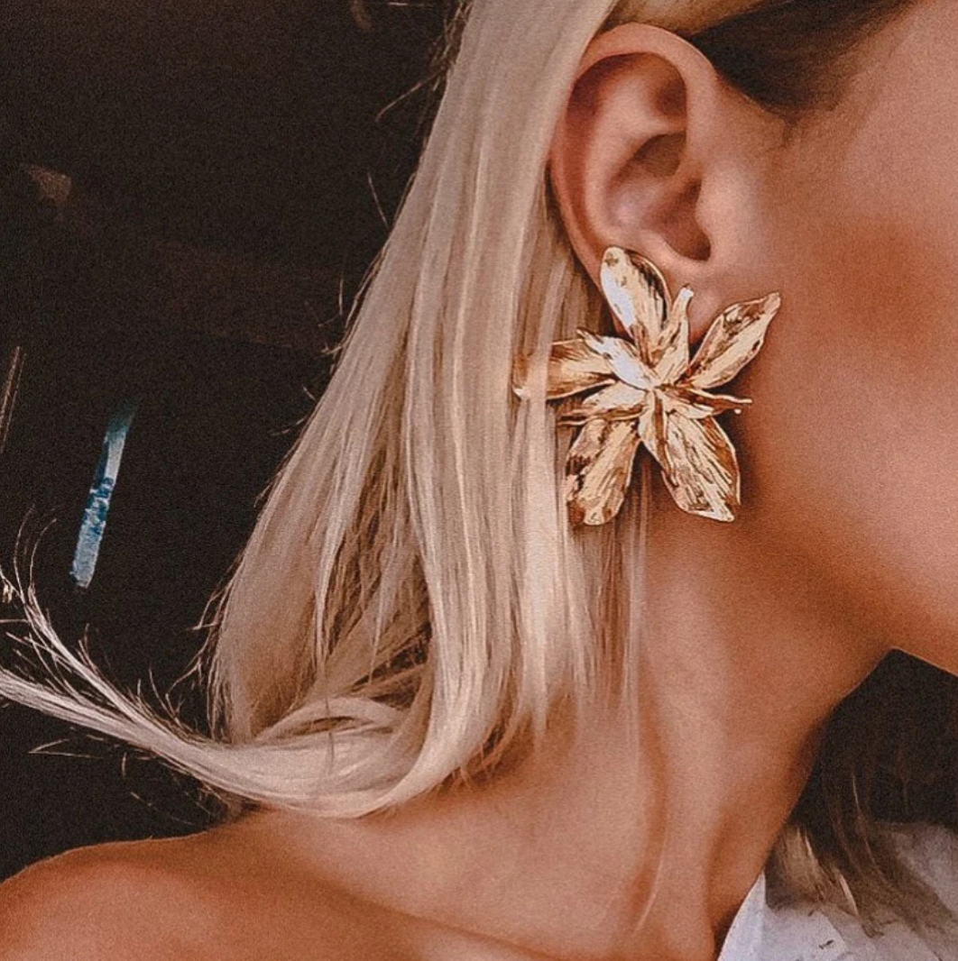 Pendientes grandes chapados en oro de 18 quilates con hojas silvestres