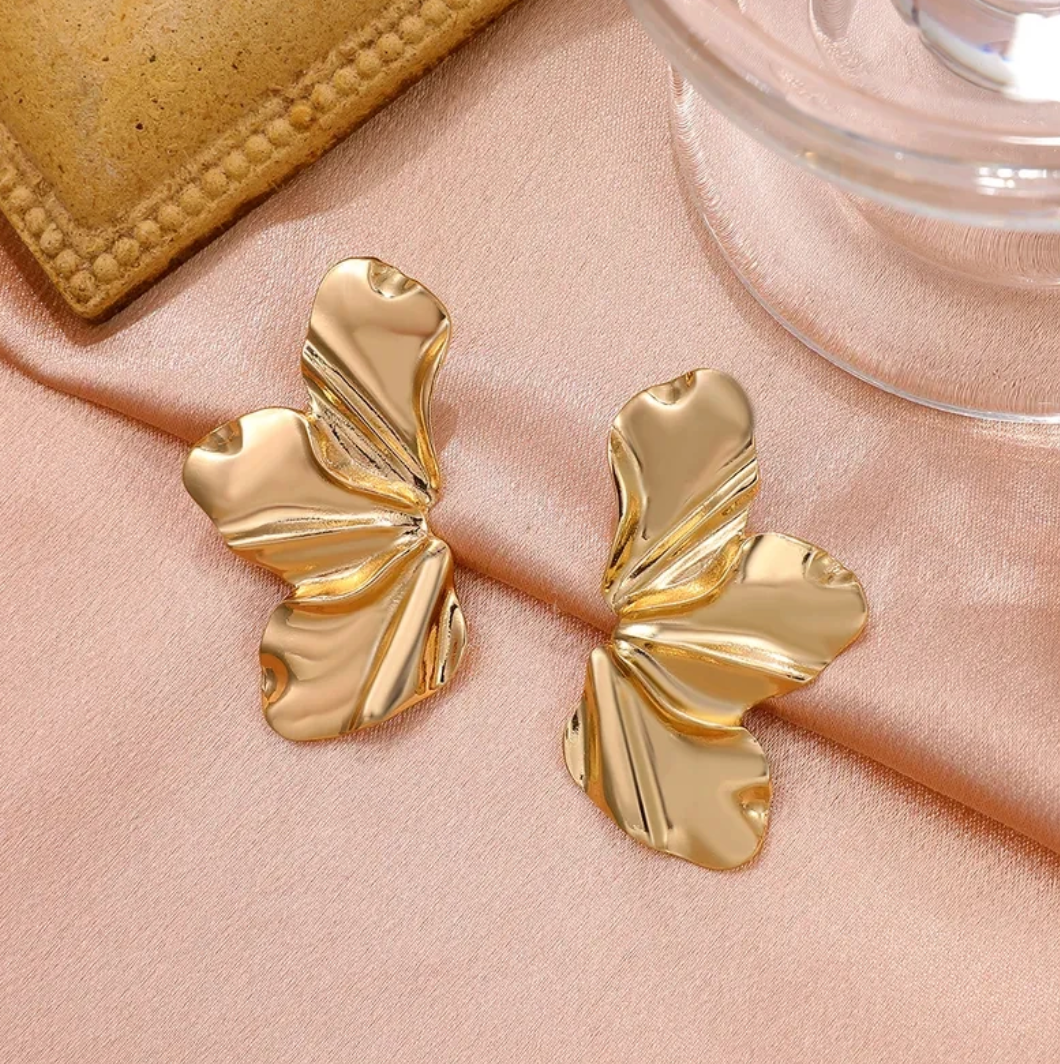 Pendientes en forma de media flor chapados en oro de 18 quilates