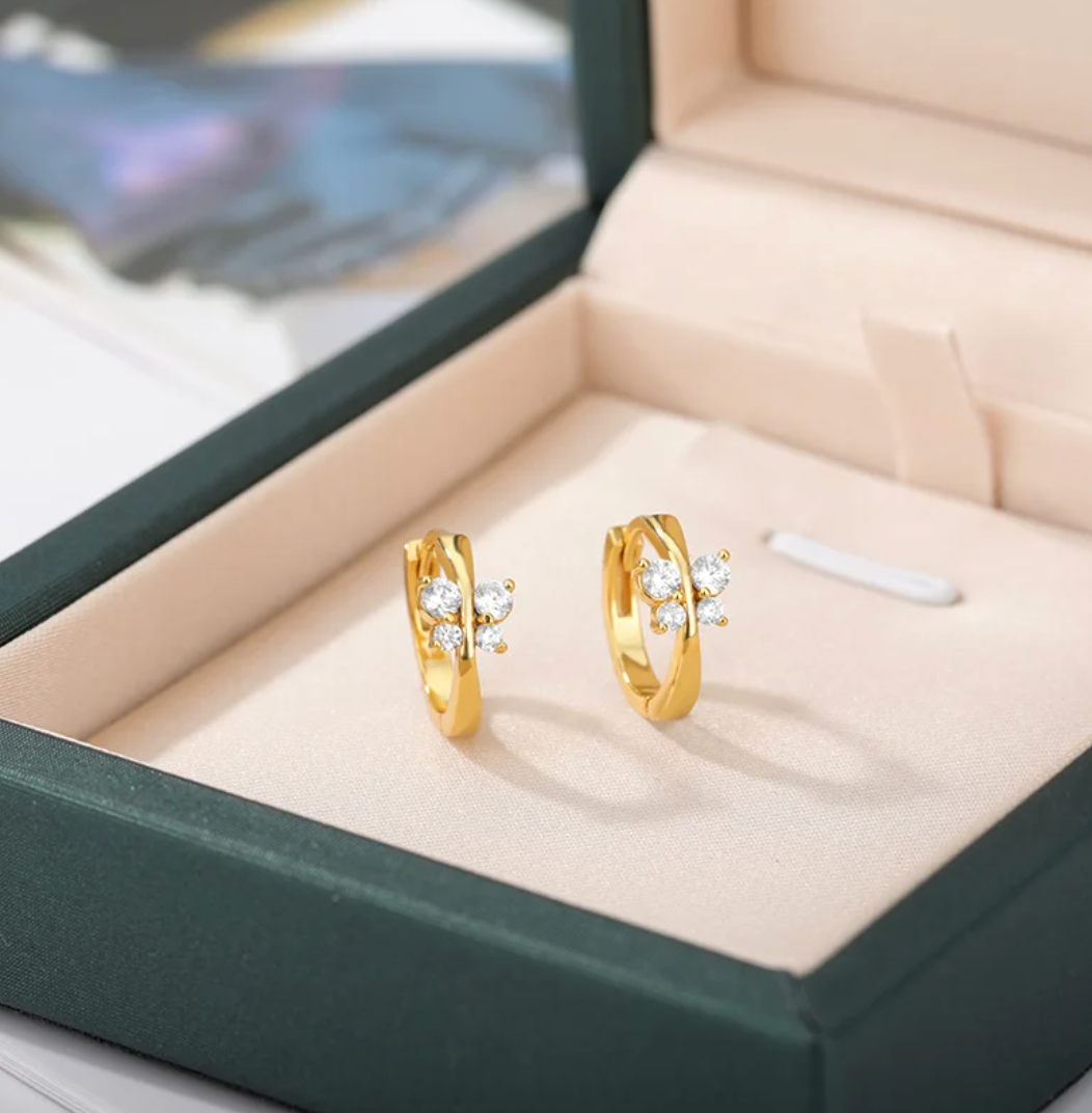 Pendientes chapados en oro de 18 quilates con pequeño mariposa y circonitas
