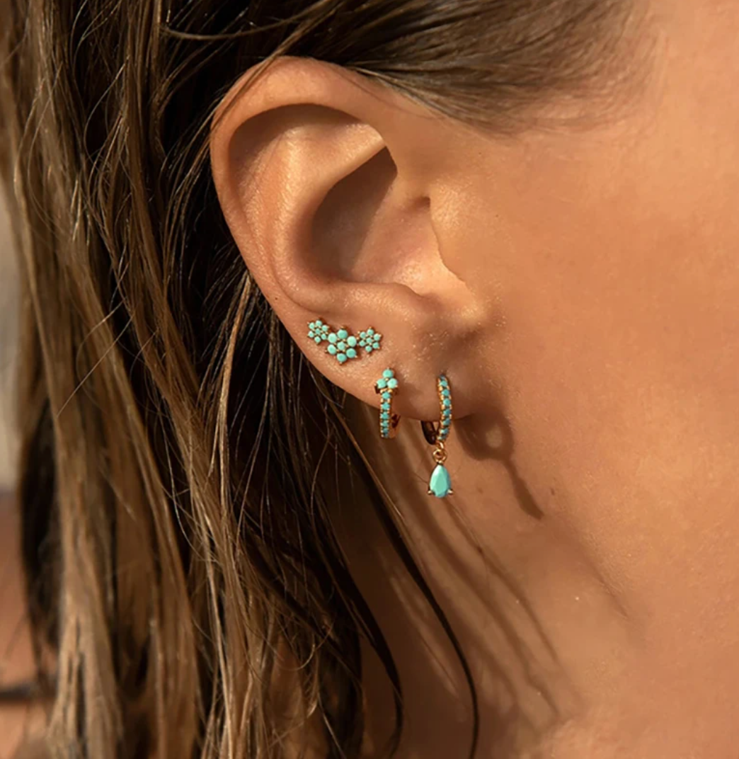 Pendientes chapados en oro de 18 quilates con turquesa y margaritas