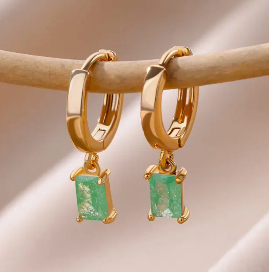 Pequeños pendientes chapados en oro de 18 quilates con colgante rectangular en cuarzo verde