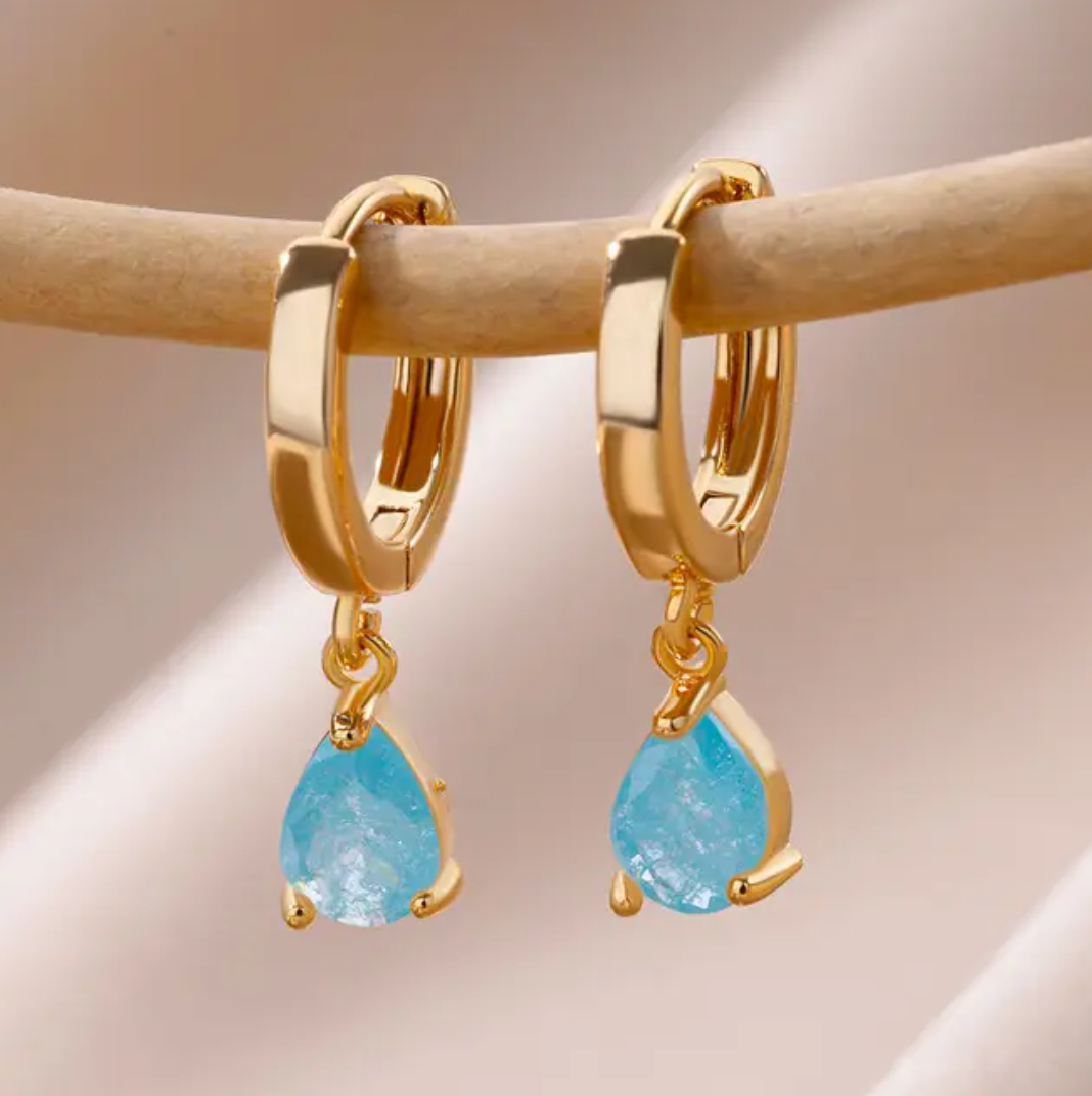Pequeño anillo chapado en oro de 18 quilates con colgante en forma de lágrima en cuarzo azul