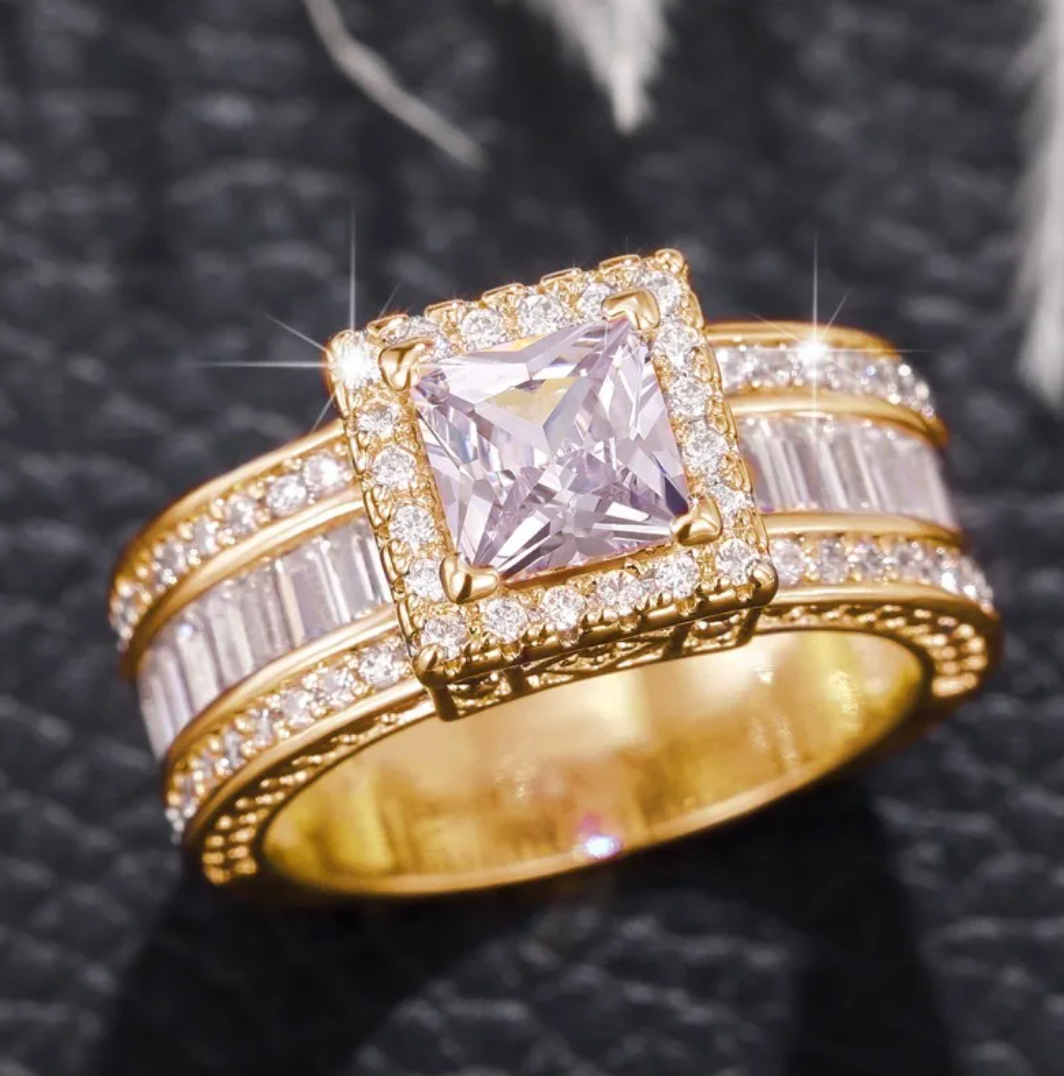Anillo dorado de 18 quilates con cristal de lujo