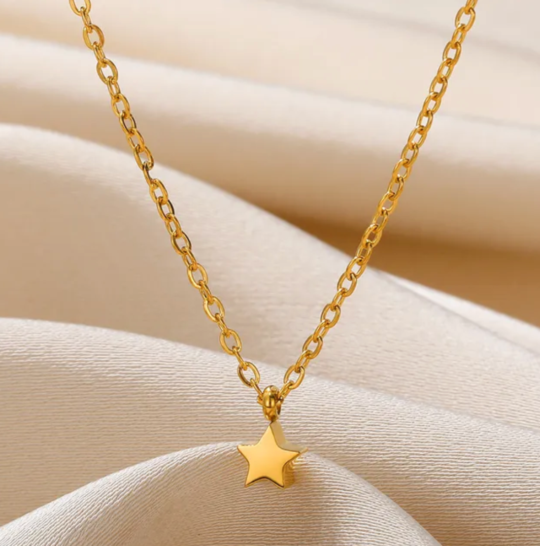Collar chapado en oro de 18 quilates con una estrella sólida muy pequeña