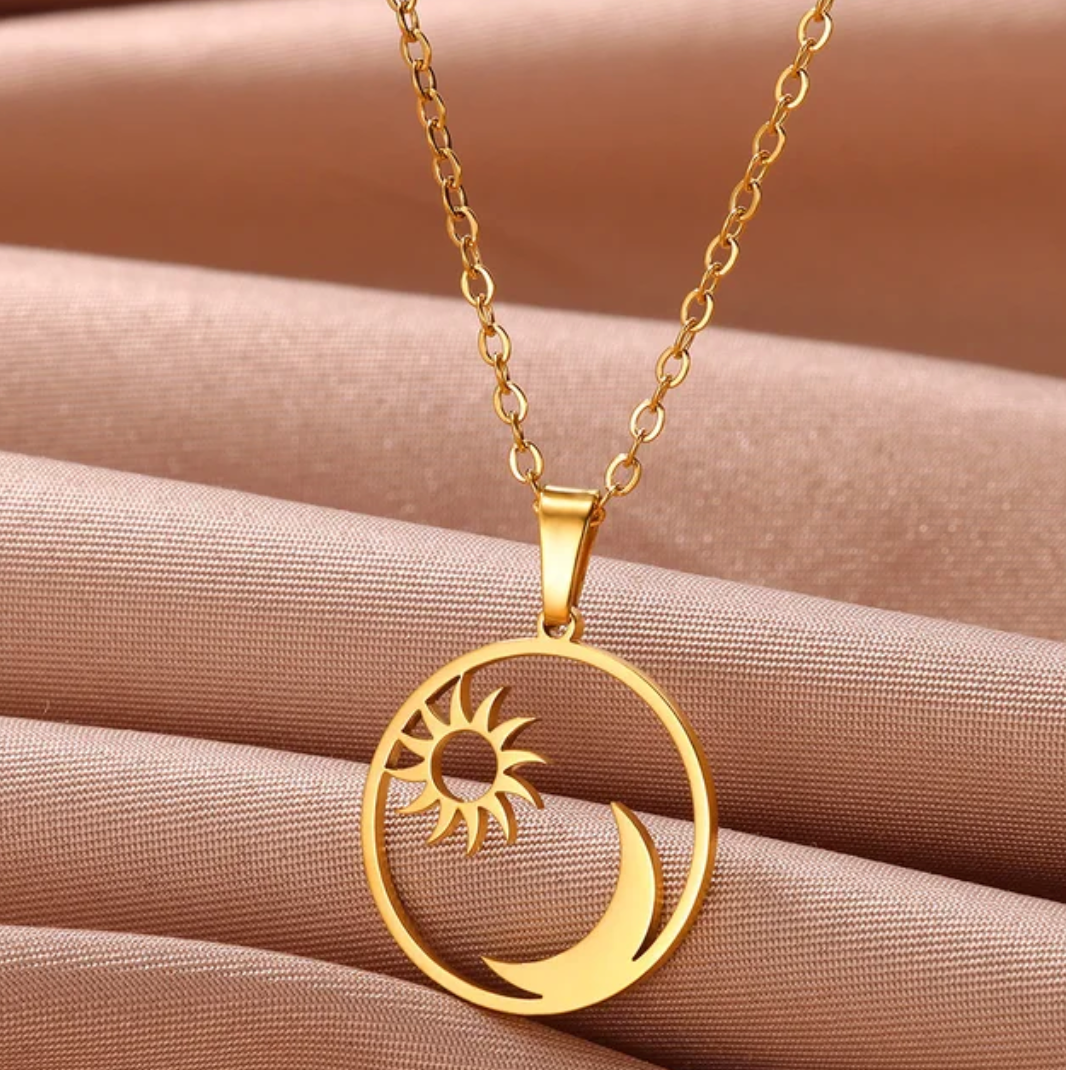 Collar Sol y Luna en círculo chapado en oro de 18 quilates