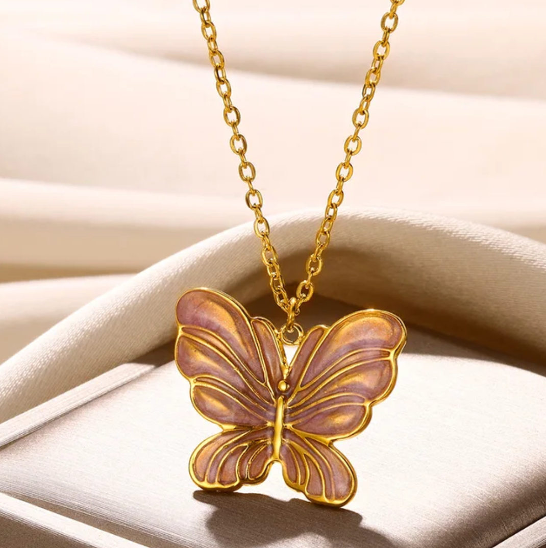 Collar mariposa esmaltada en rosa chapado en oro de 18 quilates
