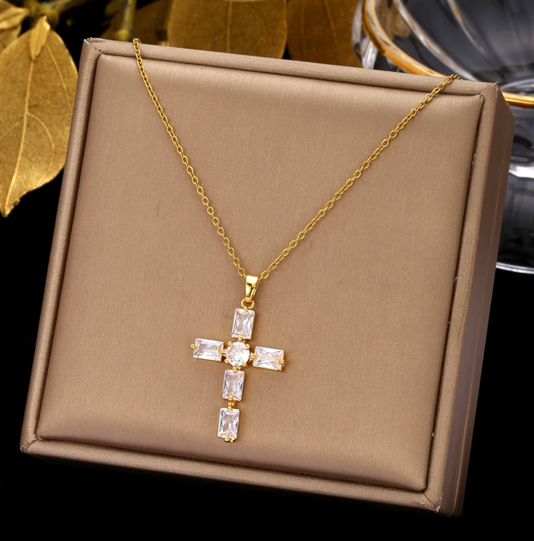 Collar chapado en oro de 18 quilates con cruz de cristal blanco