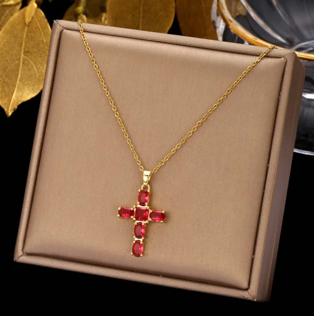 Collar chapado en oro de 18 quilates con cruz de cristales rojos