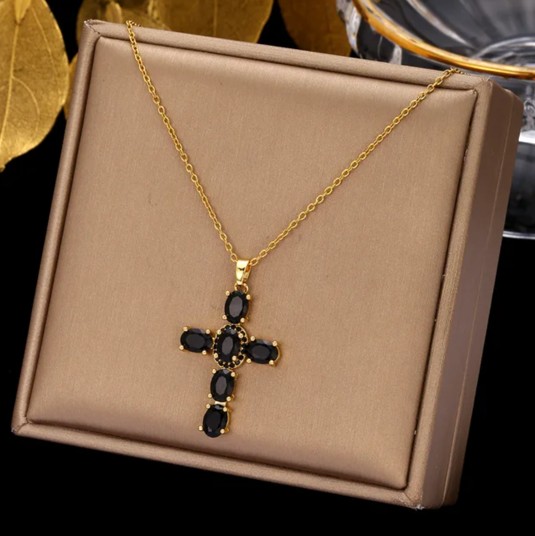 Collar chapado en oro de 18 quilates con cruz de cristal negro