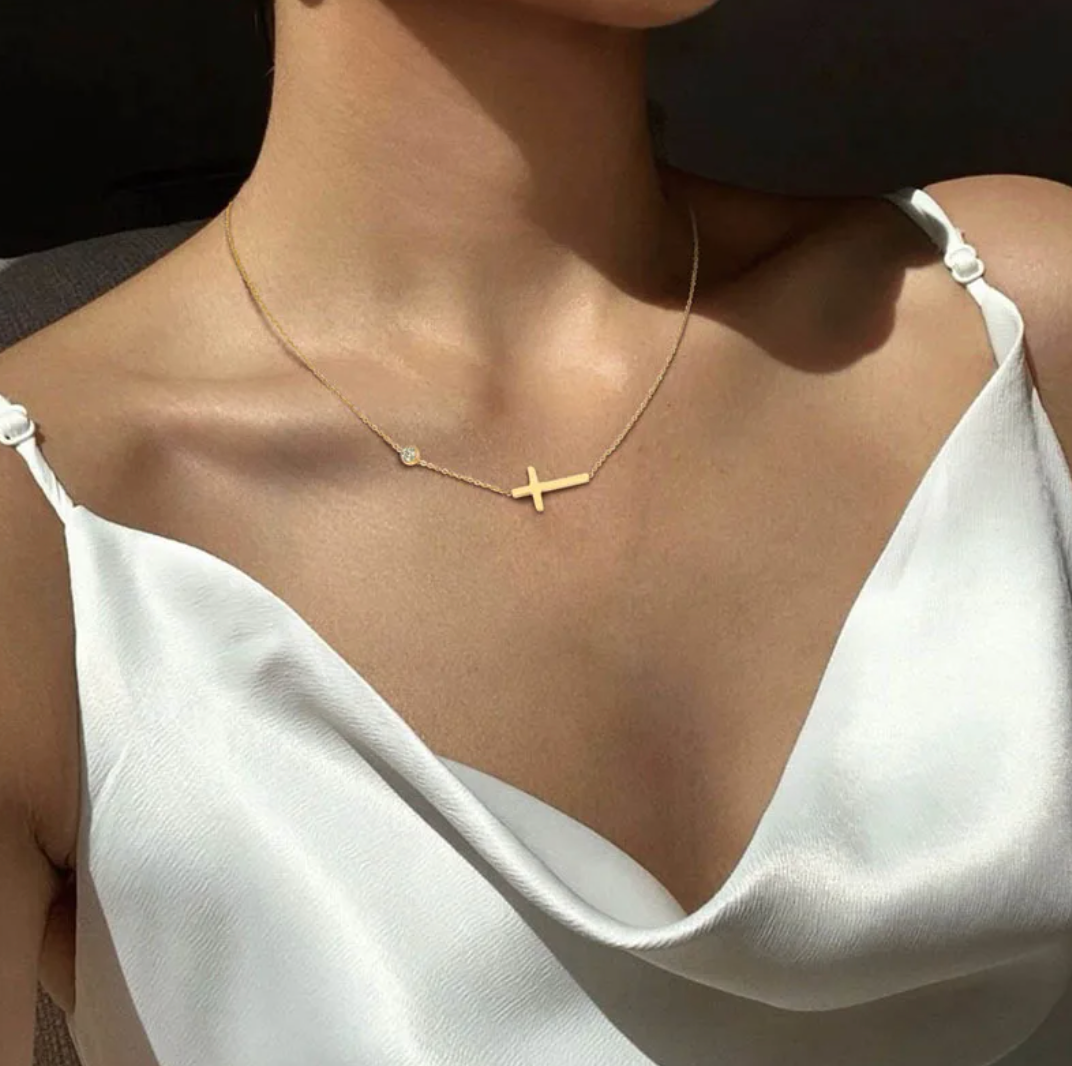 Collar chapado en oro de 18 quilates con cruz y strass clásico