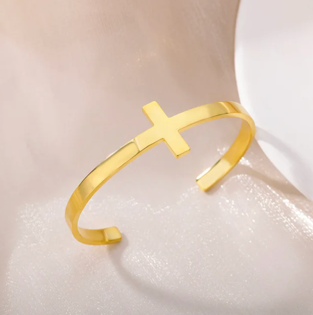 Pulsera gruesa chapada en oro de 18 quilates en forma de cruz