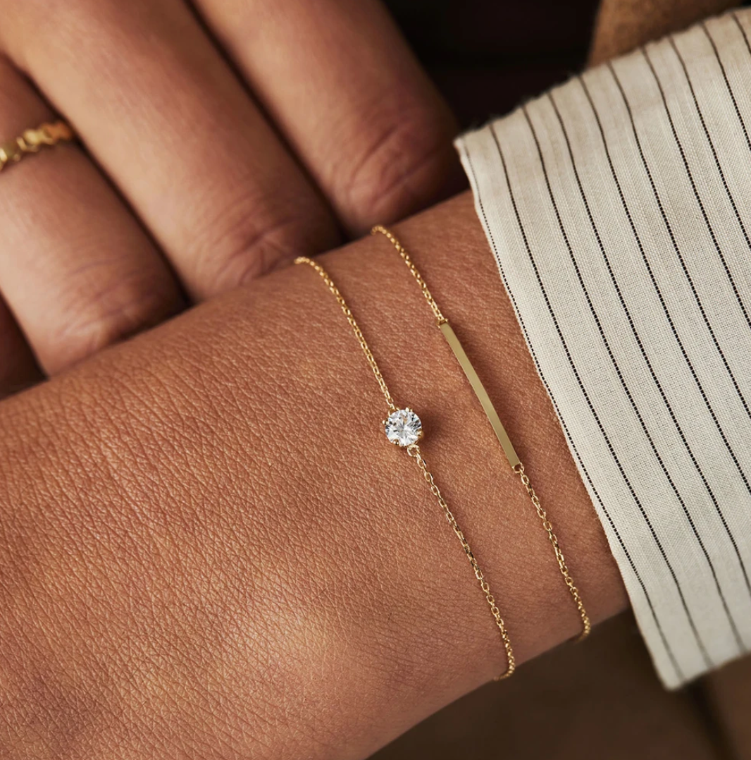 Pulsera fina clásica dorada de 18 quilates con strass central talla brillante
