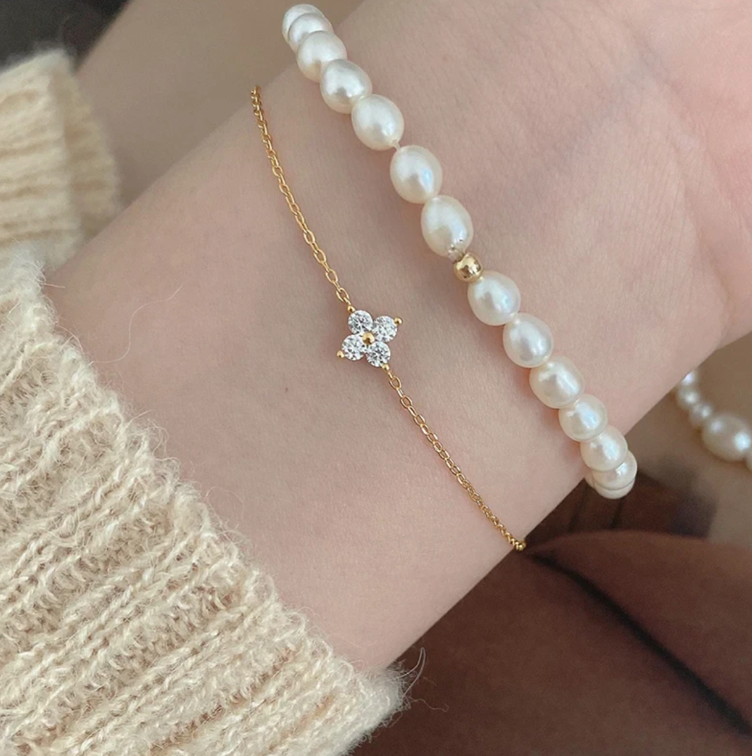 Pulsera chapada en oro de 18 quilates en forma de pequeña flor con circonitas