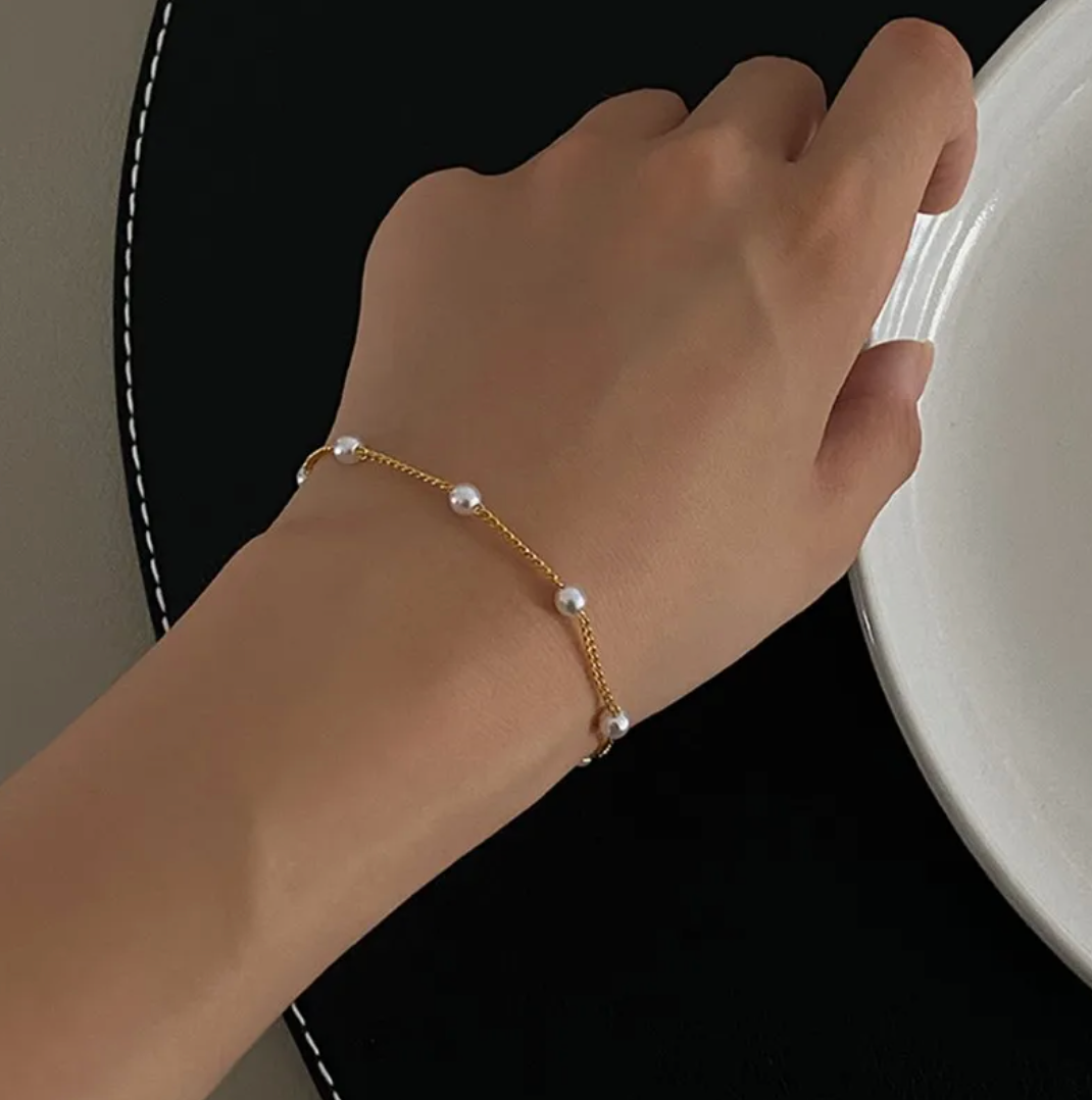 Pulsera dorada de 18 quilates con múltiples perlas