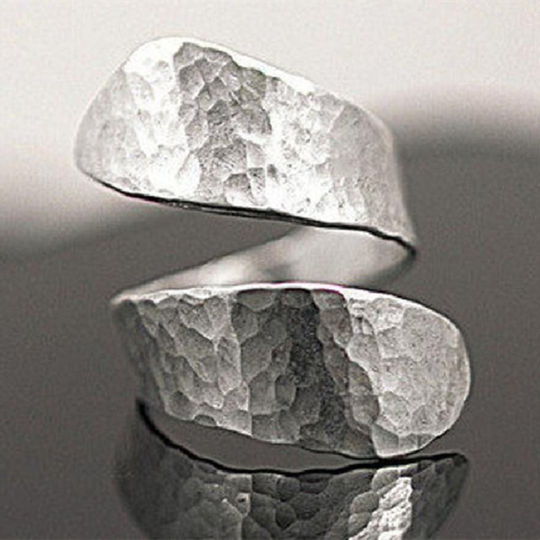 Anillo espiral modernista con relieve plateado