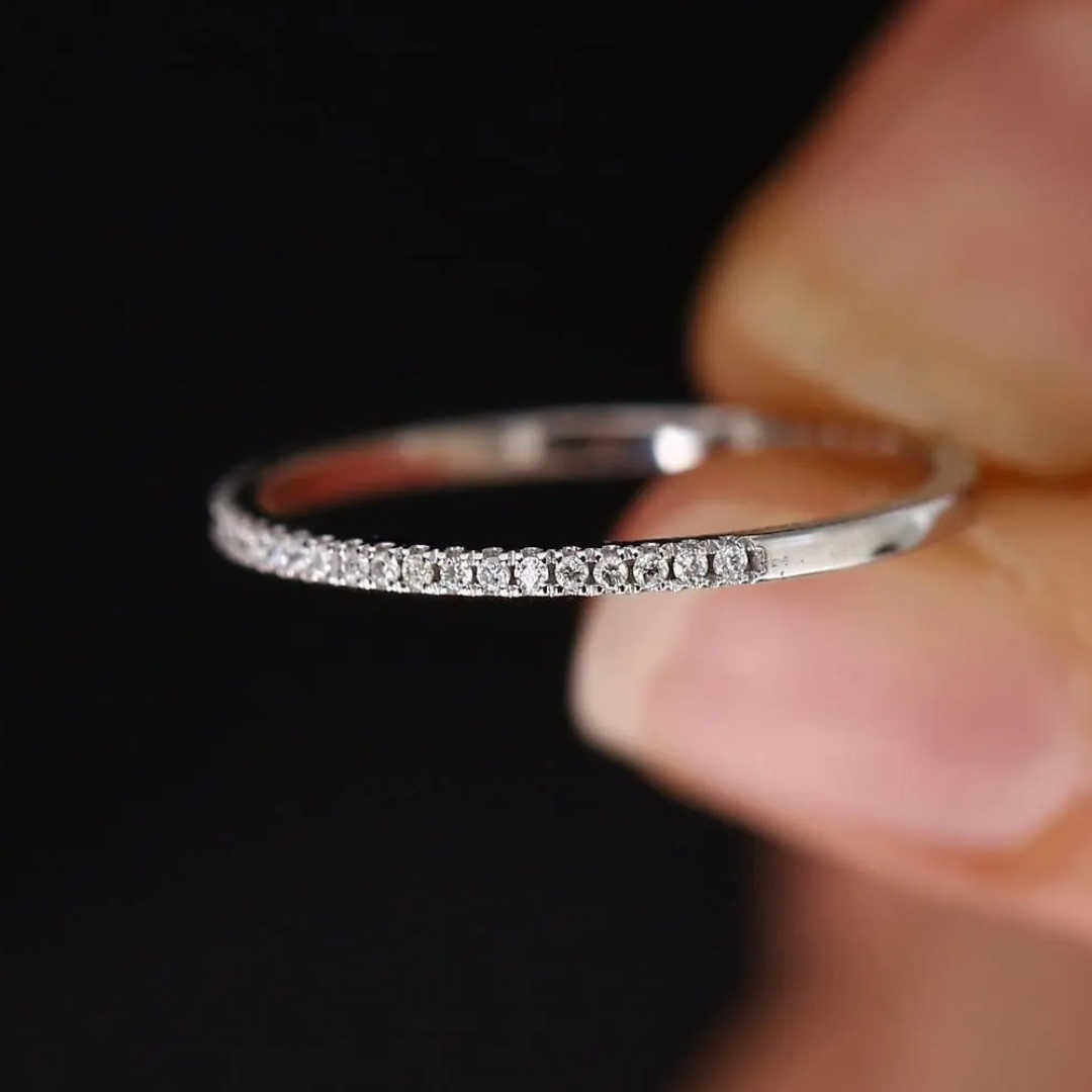 Anillo fino ajustable de plata 925 con hermosas circonias