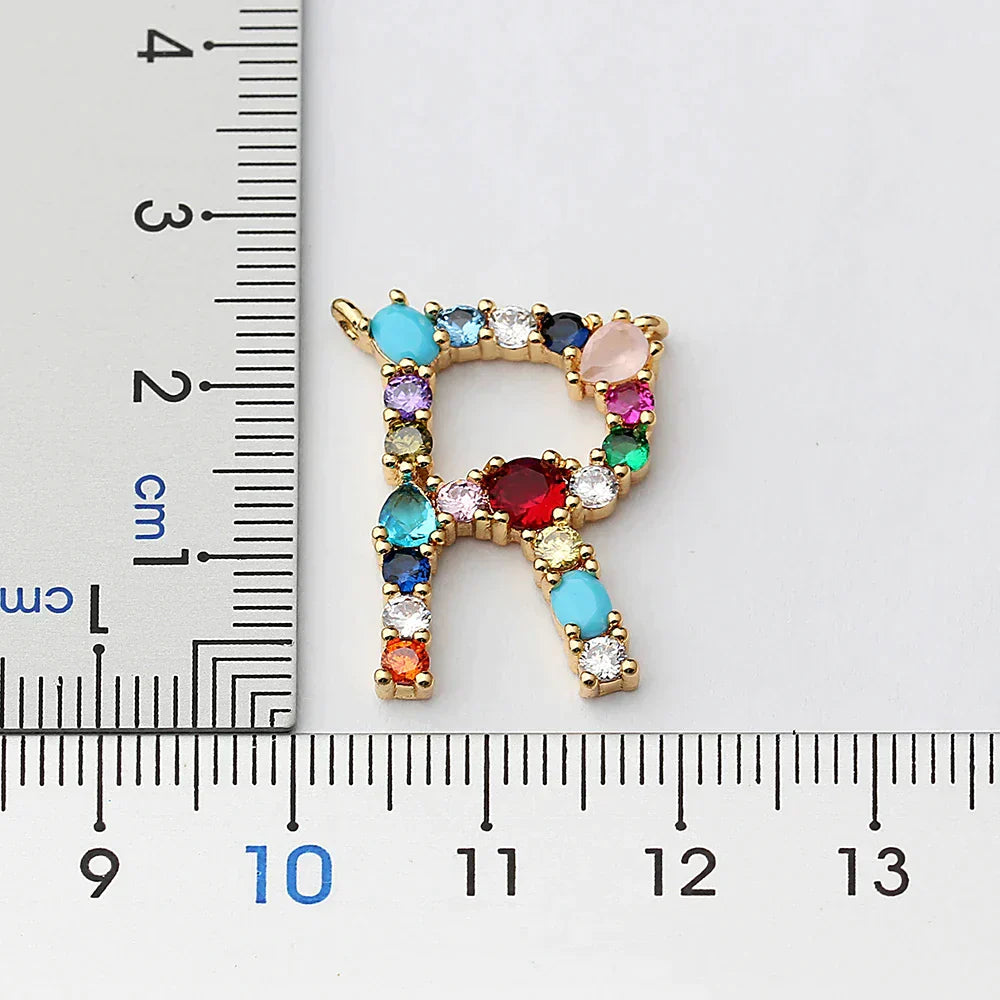 Collar con iniciales y piedras preciosas doradas de 18 quilates