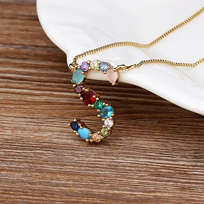 Collar con iniciales y piedras preciosas doradas de 18 quilates